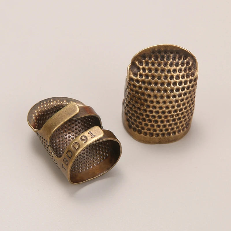 Verstelbare Vintage Vingerhoed – Handgemaakt Hulpmiddel voor Naaien & Borduren (4 kleuren)