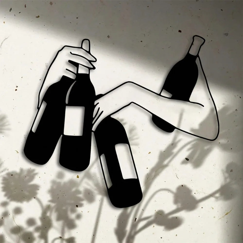 Moderne Metalen Wanddecoratie – Zwarte Silhouet Hand met Wijnflessen