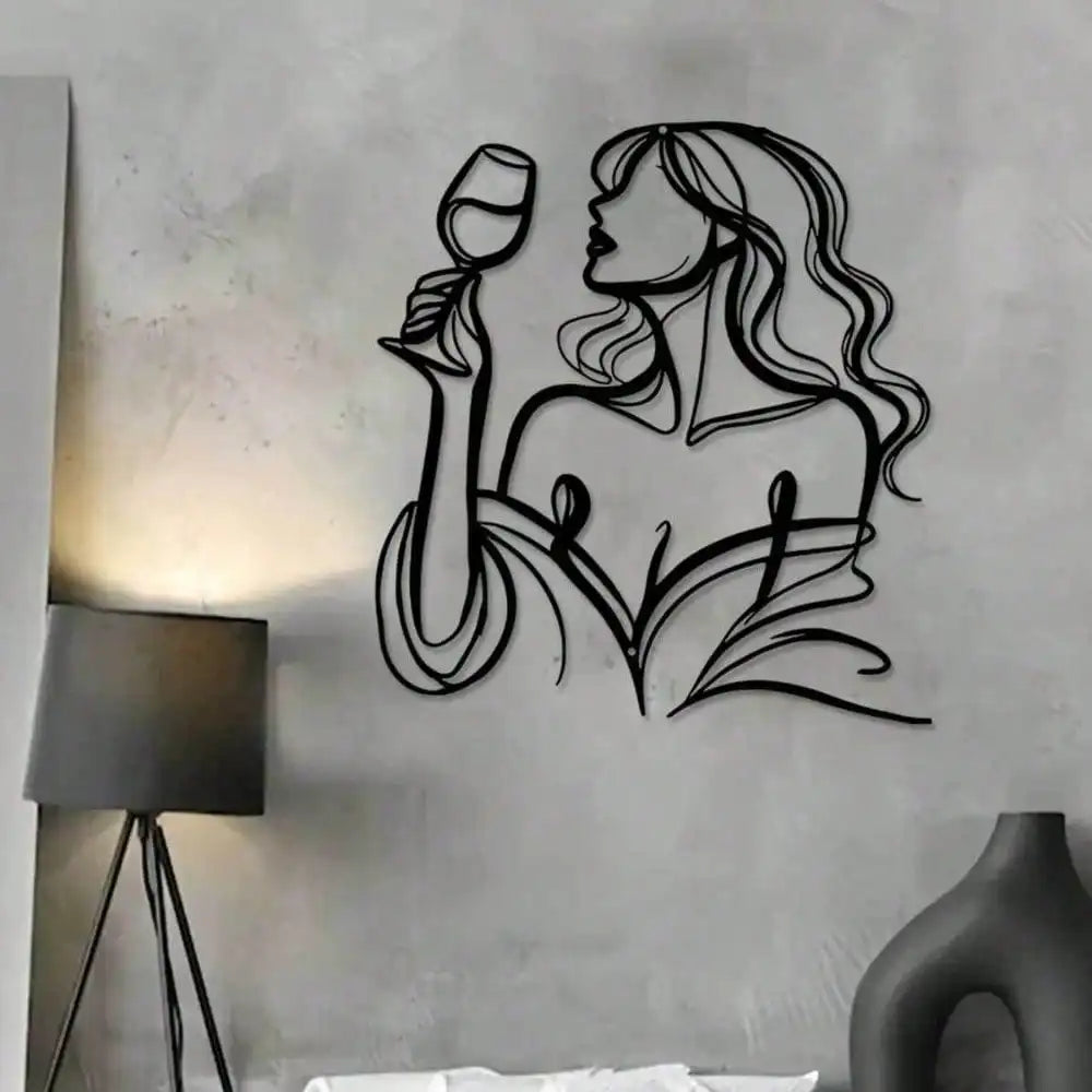 Metalen Wanddecoratie – Abstracte Vrouw met Glas Wijn