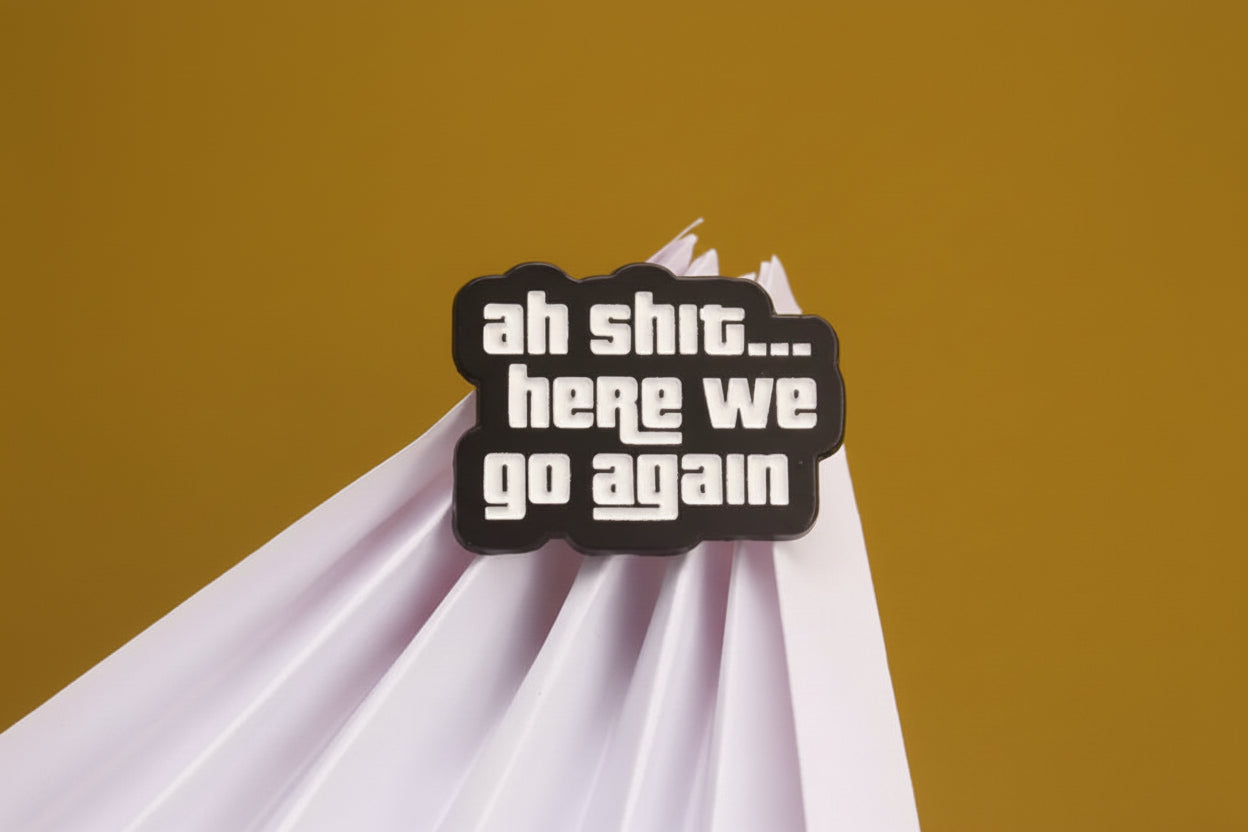 Ah Shit… Here We Go Again” Speldje – Vintage Humor met Attitude