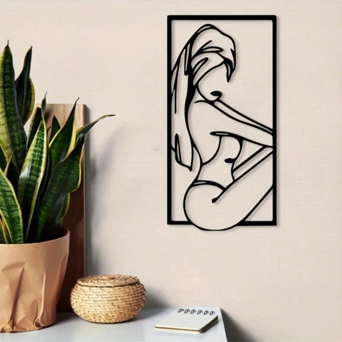 Metalen Line Art Wanddecoratie – Abstracte Vrouw in Minimalistische Stijl